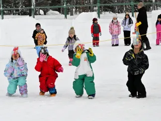 雪の中、駄菓子パクッ　枝幸・歌登で冬のイベント