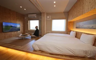 JR北海道グループ、富良野の廃線そばの無人ホテルで稼ぐ　低コスト・高稼働の新戦略＜けいざいニュースな場所＞