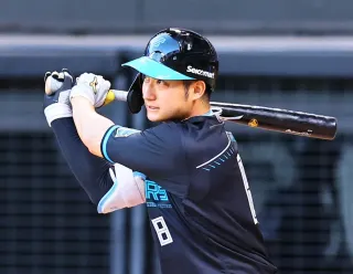 七回1死満塁、中前適時打を放つ浅間（村本典之撮影）