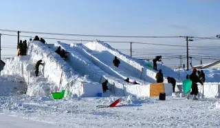 上川北部で冬のイベント続々　ロング滑り台、アイスキャンドル、丸太運びレース…