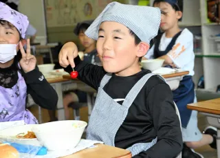 給食に「佐藤錦」ほころぶ笑顔　仁木・赤井川6校にサクランボ　農協部会が寄贈