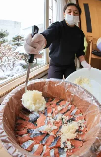 ＜道東ソウルフード再探訪＞鮭飯寿し＝根室管内標津町　家庭の製法、親から子へ