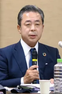 記者会見する生命保険協会の高田幸徳会長=18日午後、東京都千代田区
