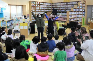 手品と音楽ショー、親子連れら楽しむ　雄武町図書館でXマスイベント