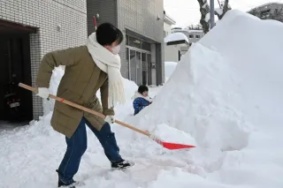 住民、除雪に追われる　小樽降雪37センチ　JRなど交通に乱れ