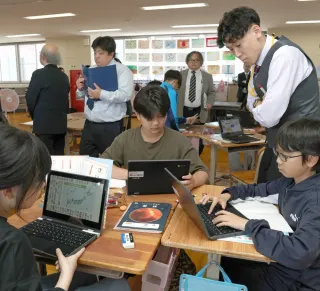 新聞記事を基に作成した発表資料について話し合う清明小の児童たち（小松巧撮影）