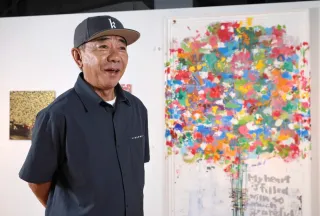 自身の作品の前で見どころなどを語る木梨憲武さん=4日、サッポロファクトリーギャラリー（小葉松隆撮影）