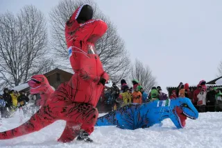 ティラノ姿で雪中激走！　滝川・冬まつり