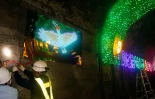 石川県穴水町の乙ケ崎トンネル内に設置された、トキが羽ばたく姿をイメージしたイルミネーション=18日午後