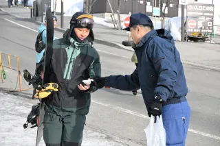 冬山の遭難に気をつけて　グラン・ヒラフ周辺で訪日客らに啓発