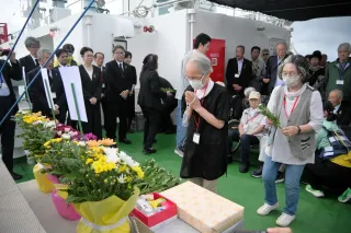 北方領土を洋上慰霊　悔しさにじむ元島民　プーチン氏択捉訪問後初実施