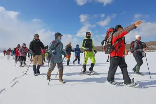 白銀の湖上を悠々散歩　大沼ウオーキングに60人