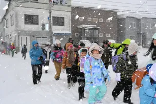 大雪と強風　空知管内大荒れ　休校、JR運休相次ぐ