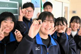 SLも受験も滑らない砂　遠軽町、丸瀬布中3年生にお守り