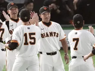 DeNAに連勝し、ナインとタッチを交わす巨人・阿部監督（中央）=東京ドーム