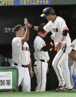5回、先制ソロを放った中山（右）とタッチを交わす巨人・阿部監督=東京ドーム