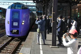 観光列車「ひとめぐり号」、登別に来た　「登夢くん」歓迎