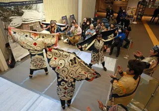 伝統の舞や演奏、節目祝う　札幌・アイヌ工芸品店開店1年　来場者も一緒に輪踊り