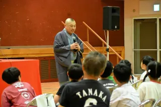 桂宮治さんが奈井江で落語解説　小学生らが笑点メンバーの芸に触れ、想像力の大切さを学ぶ