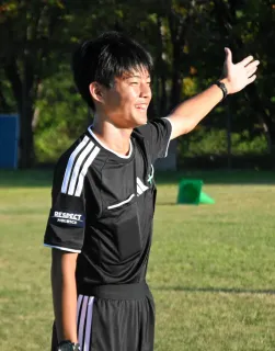 旭商高3年太田さん、スウェーデンでサッカー審判　20試合経験し手応え　2級取得、FIFA目指す