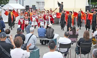 ステージ発表のＹＯＳＡＫＯＩソーランの演舞で盛り上がる大門学生祭（中島聡一朗撮影）