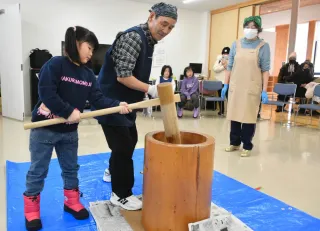 遠別産もち米で餅つき　世代超え交流会