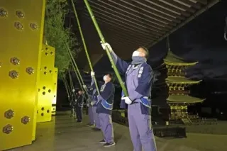 新年に備え、すす払い　成田山新勝寺で本堂をお清め