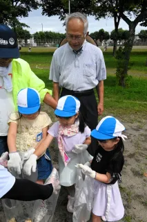 公園でごみ拾い楽しく　苫小牧の団体と園児が活動