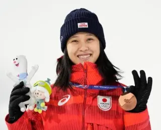 丸山希、ジャンプ女子「銅」　高梨沙羅以来2人目の表彰台