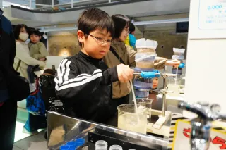 今季の営業が始まった札幌市水道記念館で水のろ過実験を行う来場者たち