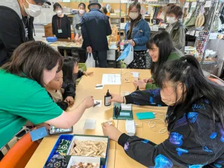 ホタテ稚貝クリップの製作体験人気　雄武・ココカラで見学即売会
