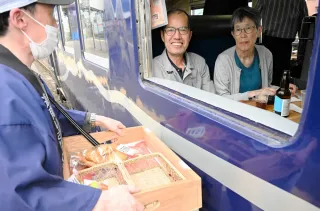 「ながまれ海峡号」出発進行　道南いさりび鉄道　沿線グルメに乗客笑顔