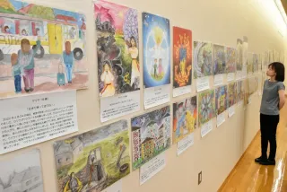 ロシア侵攻伝える絵画展 深川で15日まで ウクライナの子が描く