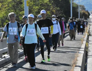 「あしべつスター☆マラニック2024」で市内を歩く参加者たち＝2024年10月6日
