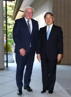 ドイツのシュタインマイヤー大統領を出迎えられる天皇陛下=18日午後、皇居・御所（代表撮影）