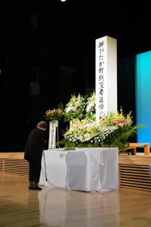 「平和の尊さ、心に刻む」　新ひだかで戦没者追悼式