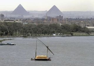 エジプト通貨、3割超下落　過去最安値、相場管理転換