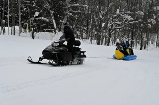 バナナボートで雪上疾走　羽幌でフェス　家族連れら楽しむ