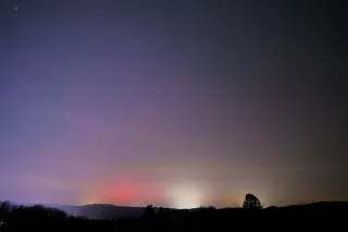 薄紫のオーロラ揺らめく　陸別・銀河の森天文台が撮影