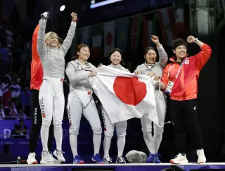 尾崎世梨擁する日本、フェンシング団体で銅 フランス破る