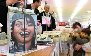 新板　　世界の銘酒　編集発行人　斉藤　忠　発行所　（株）　食品産業新聞社 初オリジナル牛乳、味すっきり 別海・道東あさひ農協発売 「看板商品に