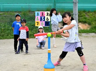 エステンフィールドで試合形式のティーボールを楽しむ子どもたち