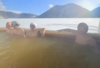 氷上露天風呂に観光客、極寒楽しむ　「しかりべつ湖コタン」開幕　