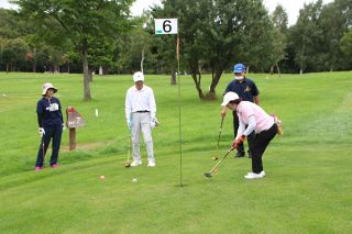 秋晴れの中、ナイスショット 浜頓別でパークゴルフ２大会：北海道新聞