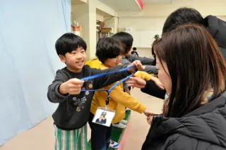手書きのお守りで交通安全　共和町の園児、保護者に贈る