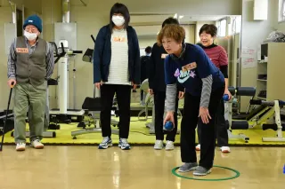 ボッチャとお茶　お年寄り笑顔　室蘭市スポーツ協会がカフェ