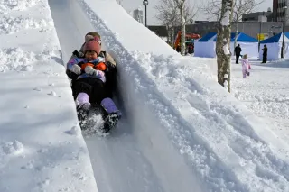 巨大滑り台、子どもたち歓声　岩見沢「ドカ雪まつり」8日まで