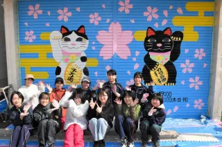桜と招き猫で商店街飾る　新ひだかのシャッターアート第3弾　静内高生・卒業生が制作