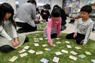 絵本かるた元気よく　苫小牧・中央図書館で大会