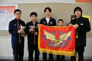 新しい優勝旗とカップ　ロータリークラブが羽幌中に寄贈